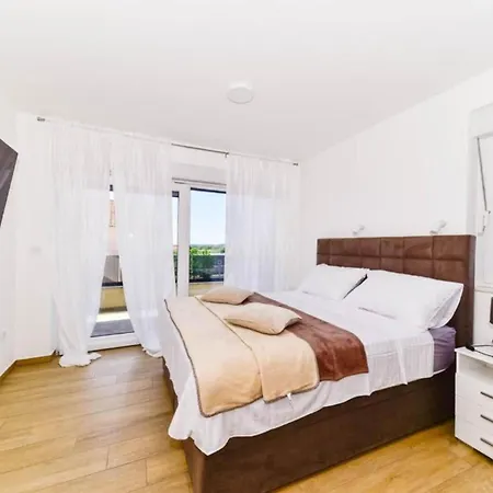 Villa Sunrise With Outdoor Pool *