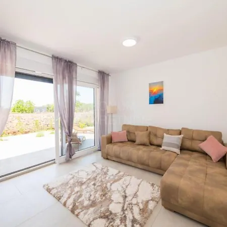 Villa Sunrise With Outdoor Pool