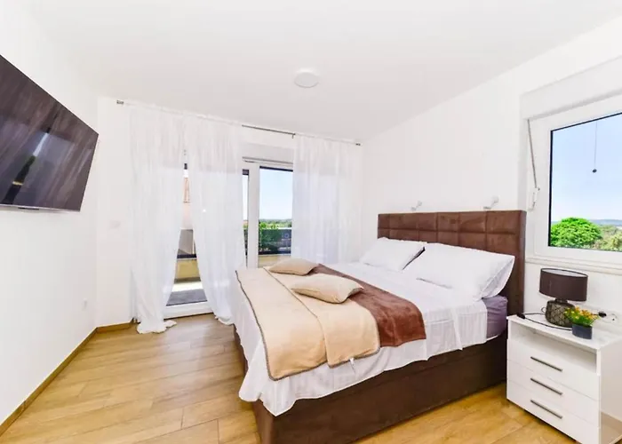 Villa Sunrise With Outdoor Pool *