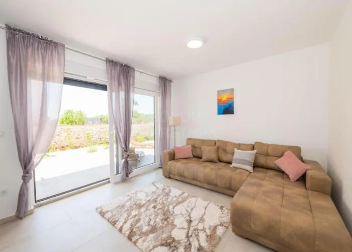 Villa Sunrise With Outdoor Pool