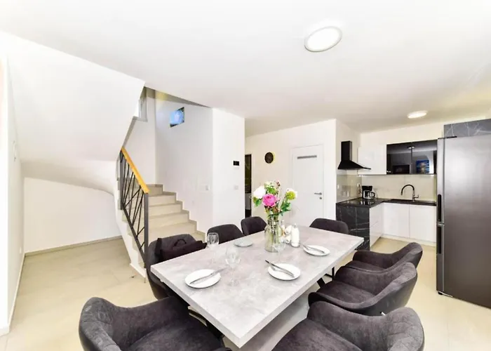 Villa Sunrise With Outdoor Pool *